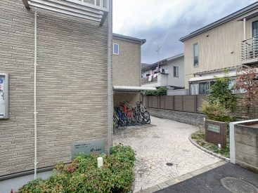 とても静かな住宅街の一角に建つアパートでした。