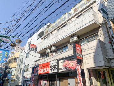 商店街の通り沿いのマンション。ですが、最上階なのであまり気にならないかも！