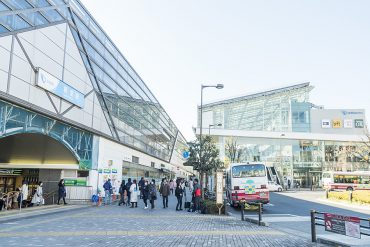 駅までは徒歩2分。おもしろい街なので（特に食べ物！）日々楽しい。