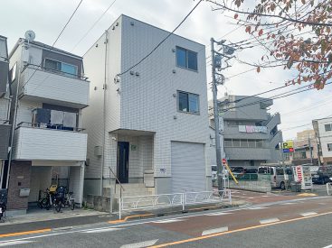 城山通り沿いに立つ、新築のマンション。