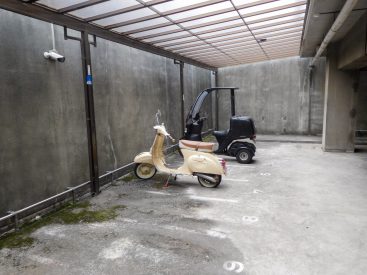 建物の半地下に駐車場、バイク置き場！