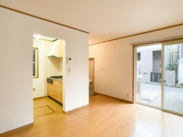 1階と2階に1世帯ずつ入居できる建物の、1階のお部屋です。