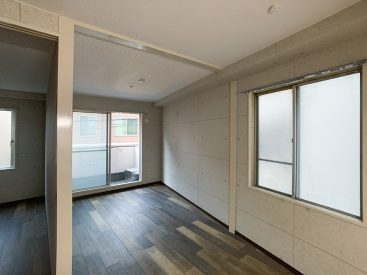 マンションの2階角部屋、1LDKの一室。