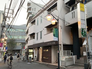 落ち着きのある商店街に建つマンションです。