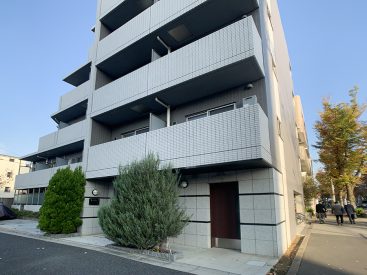 甲州街道沿い建つマンション。