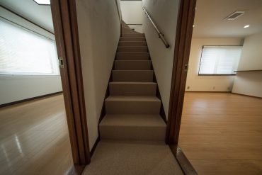 （3階）リビングとお部屋の間に上へ続く階段があります。