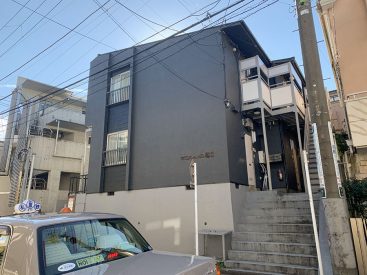 梅丘通り沿いに建つ木造アパートです。