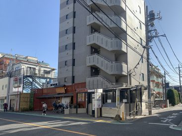 商店街沿い。駅近のマンションです。