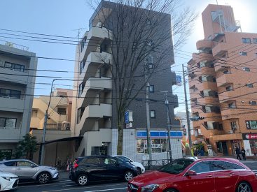 甲州街道沿いに建つマンションです。1階はコンビニ！