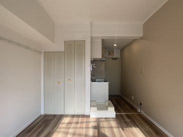 マンションの3階角部屋、ワンルームの一室。