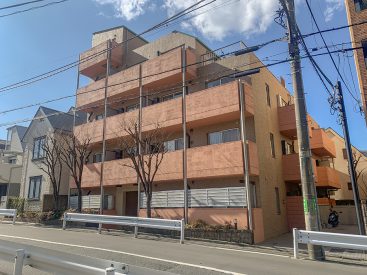 建物外観。緩やかな坂道の途中にあります。