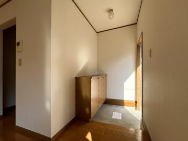 玄関にも大きめの収納。