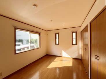 奥の洋室は一面がほぼ収納。大容量です。