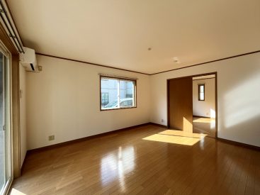 1階と2階に1世帯ずつ入居できる建物の、1階のお部屋です。