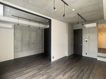 新築マンションの1階、43.47㎡ 1Kの一室。
