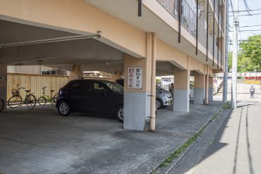 1階が駐車場。