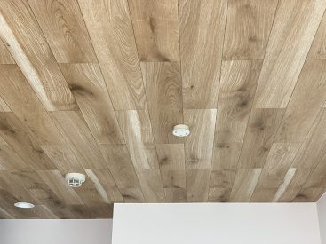木目調の天井が印象的。