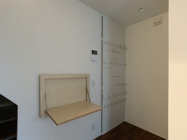 創作スペース。作業台は壁付きだからサラッと収納できる。