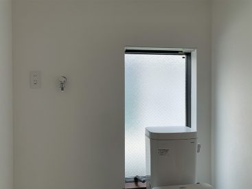 トイレ後ろに小窓。水まわりの水捌けは大事。