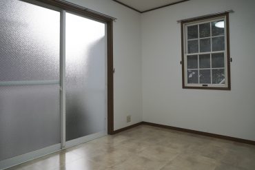 ダイニング奥の6帖の洋室は2面採光。格子窓がかわいいのです。