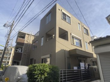 建物外観。エントランスはオートロック付き。