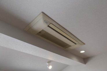 エアコンは天井についてます。