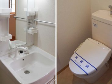ゆったりした独立洗面台と温水洗浄便座付きのトイレ。