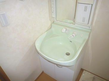 独立洗面台はうすいミント色。