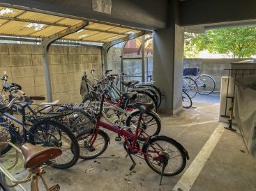 建物1階奥に駐輪場。ぜひ自転車を使って、世田谷を楽しんで。