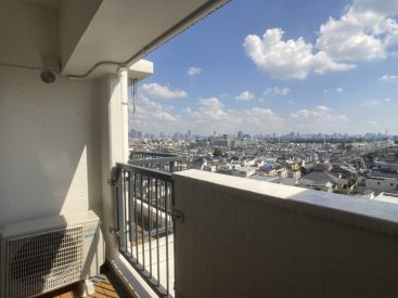 バルコニーからの眺望はさすが9階。開放感が違います。