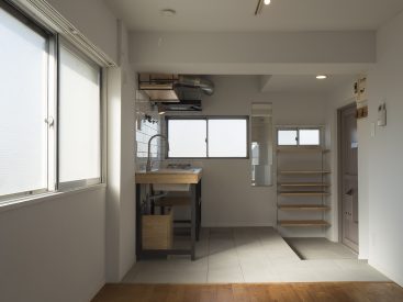キッチン&玄関と居住スペースは床材の違いでセパレート。