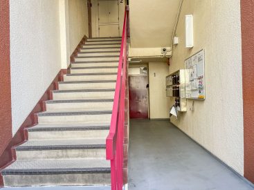 建物共用部の階段。