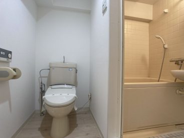 脱衣所を兼ねるトイレ。その横がバスルーム。