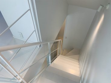 ライトや自然光が反射する真っ白な内装。メゾネットの階段はしっかりとしたつくり。