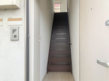玄関を開けるとすぐ階段。居室は2階からスタート。