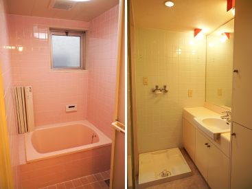 ピンクタイルの浴室。白とタイル、照明のアクセントがきいた洗面台。ポップだ。