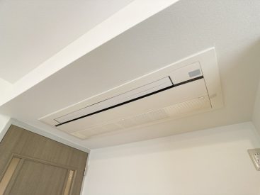 エアコンはキッチン横に天井付けタイプ。