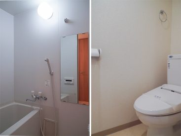 バスルームと洗浄機能付きのトイレ。