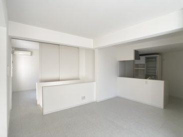 真っ白な空間、程よいデザイン性のあるお部屋です。