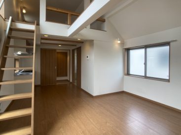 梁や柱が特徴的なロフト付きのお部屋です。