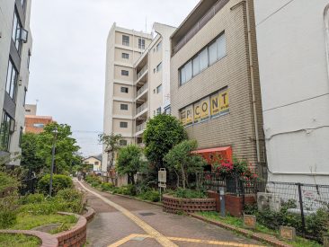建物裏、北沢川緑道から。2階の区画です。