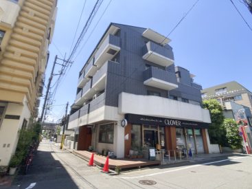 建物外観。1階はカフェ併設のデイケアサービス。