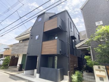 モダンな雰囲気の建物外観。