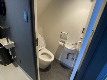 入り口入った脇に手洗い場とトイレがあります。