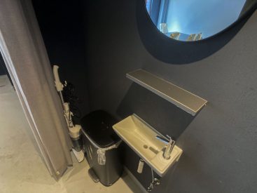 手洗い場やトイレの手前にアコーディオンカーテンがついていて隠せるようになっています。