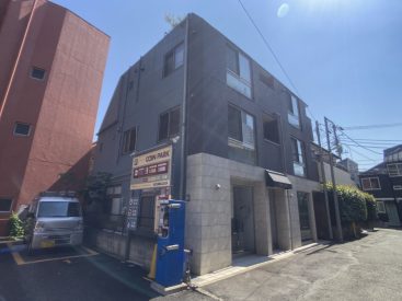 建物外観。隣はコインパーキング。