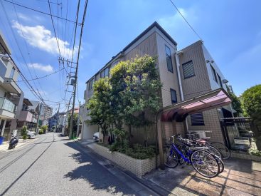 松陰神社前と若林の間、閑静な住宅街です。