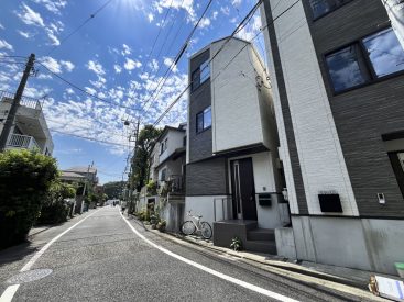 閑静な住宅街、周辺には図書館や緑道など落ち着いた住環境です。