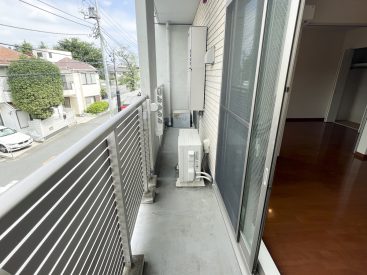 バルコニーは細長。住宅街と細い道に面しています。