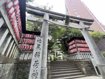 立派な神社がお隣にあります。